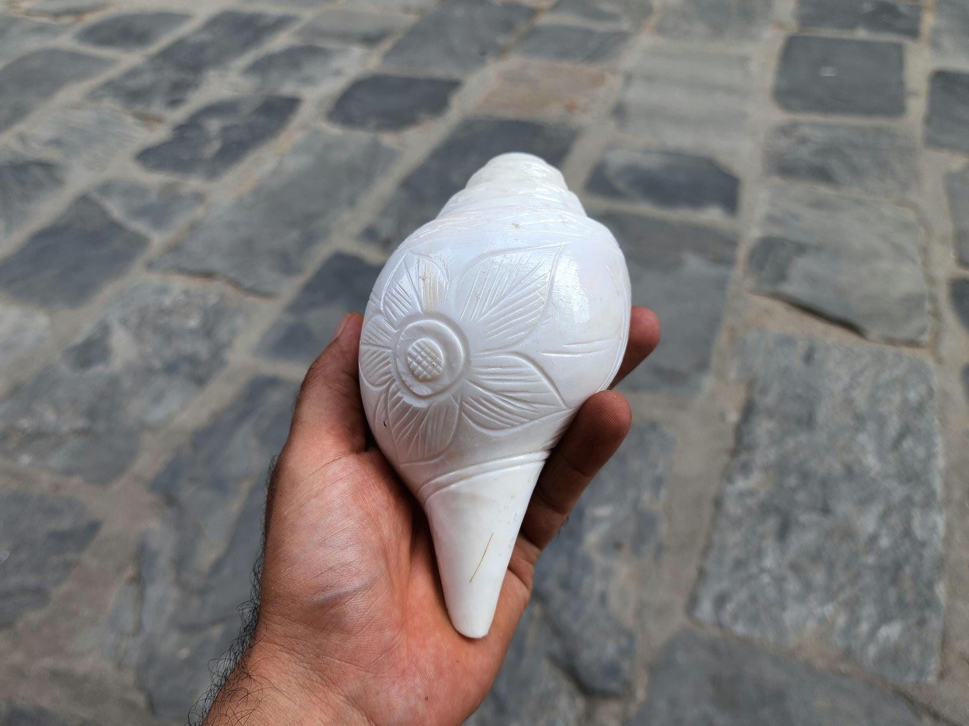 White Sankha, Hand Carved Flower Design Conch Shell For Purity And Divine Energy